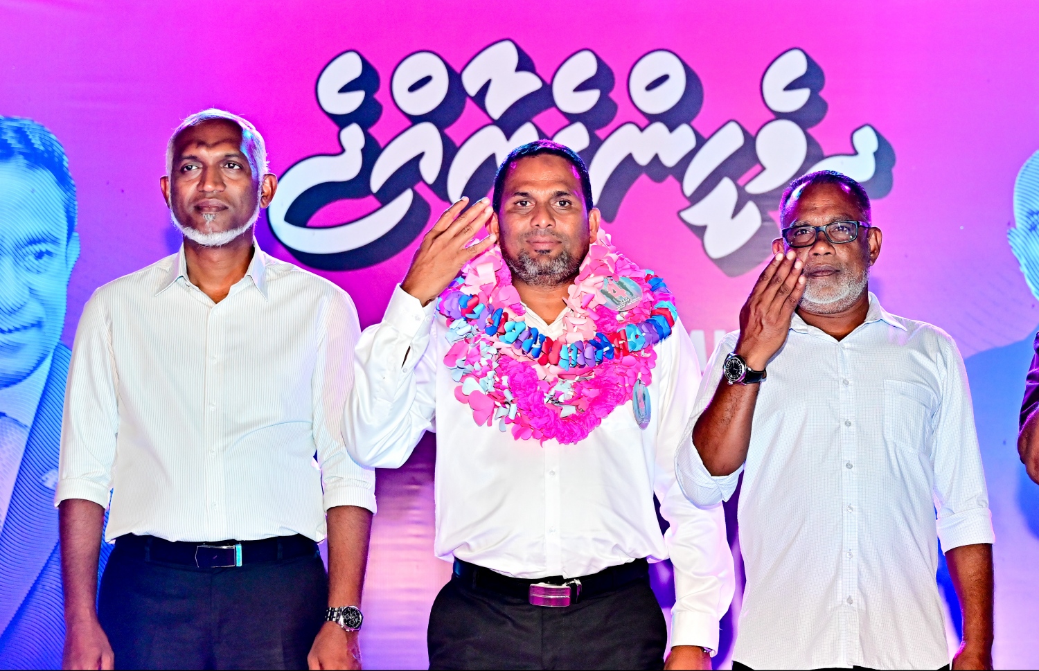 ލ. އަތޮޅު ކައުންސިލް ރައީސް އިސްމާއީލް އަލީ ރޭ ޕީޕީއެމަށް ސޮއިކުރެއްވުމަށް ފަހު، ޕީޕީއެމް/ޕީއެންސީ ހިންގުމާ ހަވާލުވެ ހުންނެވި އަބްދުއްރަހީމާއި މުއިއްޒާ އެކު ފޮޓޯއެއް ނަންގަވަނީ.-- ފޮޓޯ: ނިޝާން އަލީ/މިހާރު