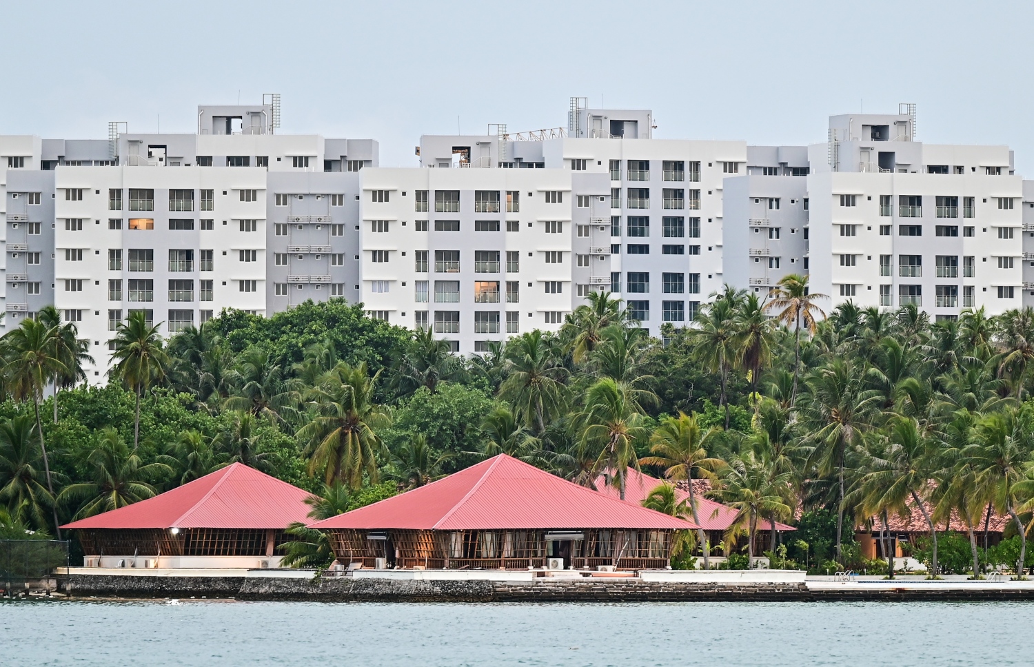 ހުޅުމާލެ ދެވަނަ ފިޔަވަހީގައި އިމާރާތްކޮށްފައިވާ ވިނަރެސް ފްލެޓްތައް: އެތަނުން ނުވިކި ހުރި ފްލެޓްތައް ގަންނަން ވަނީ ފުރުސަތު ހުޅުވާލާފައި.-- ފޮޓޯ: ފަޔާޒް މޫސާ | މިހާރު