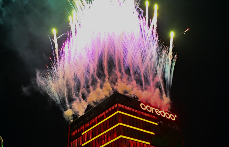 މިއުޒިކް ޝޯގެ ފަންނާނުން ސޮއިކޮށްފައިވާ ޓީޝާޓު ދެނީ