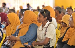 The President meeting with campaign teams in Hithadhoo.
