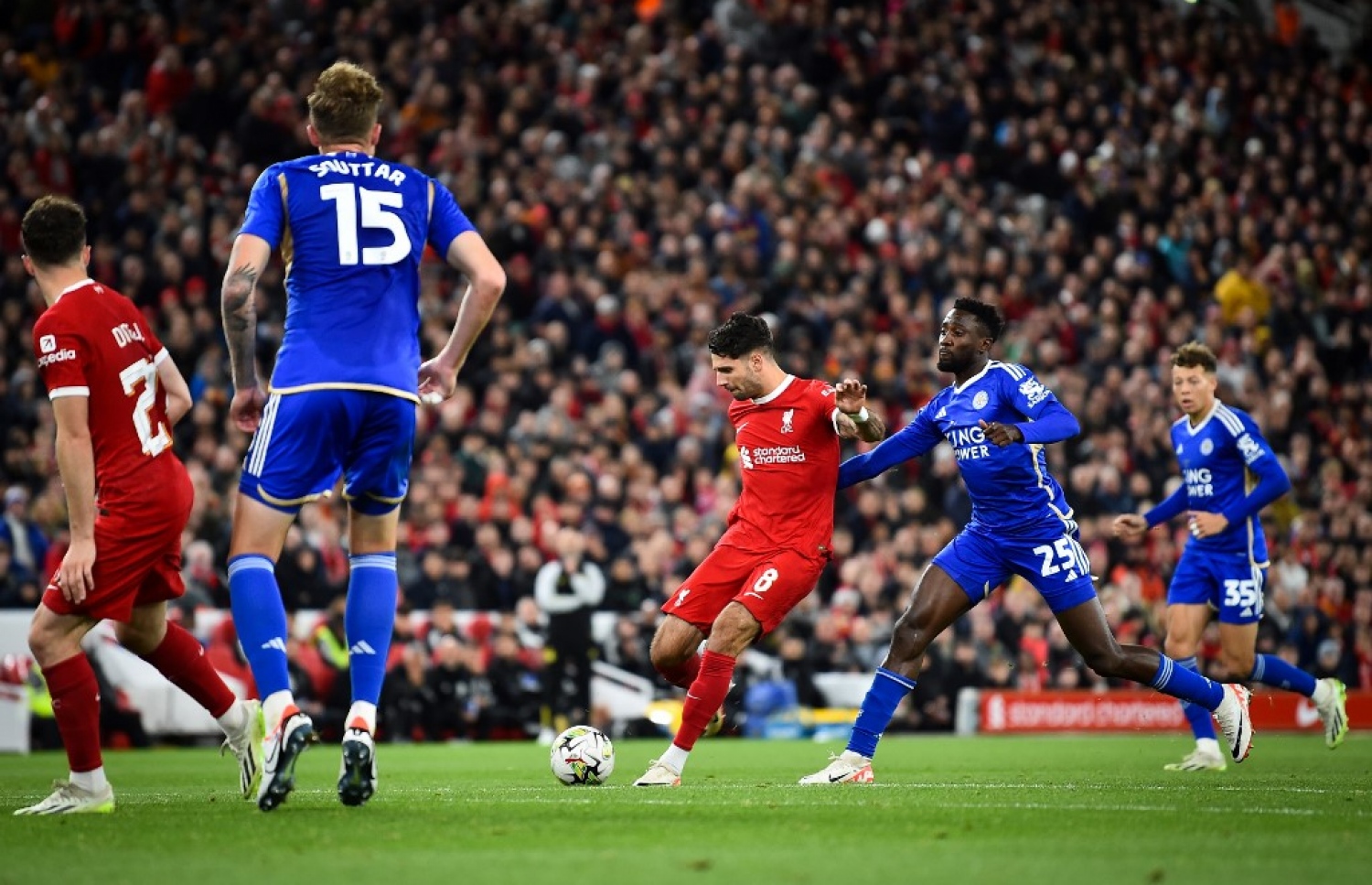 ސޮބޮސްޒްލައި، ލިވަޕޫލުން ލީޑު ނެގޮ ގޯލު ޖަހަނީ.-- ފޮޓޯ: އޭއެފްޕީ