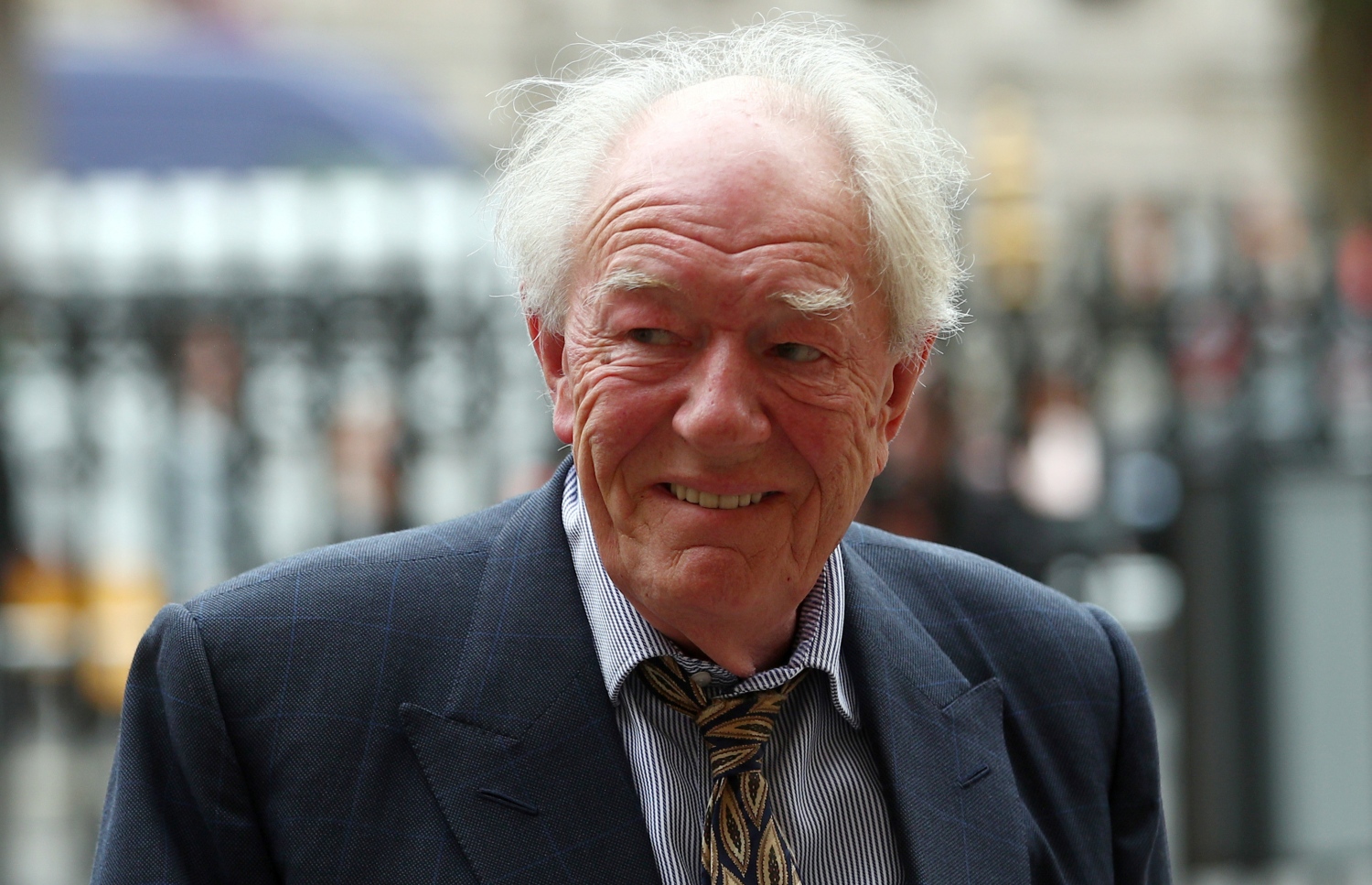 މަޝްހޫރު އިނގިރޭސި ފިލްމު ސީރީޒް "ހެރީ ޕޮޓާ"ގައި ޑަމްބަލްޑޯގެ ރޯލު ކުޅުނު އެކްޓަރު، މައިކަލް ގެމްބޮން.