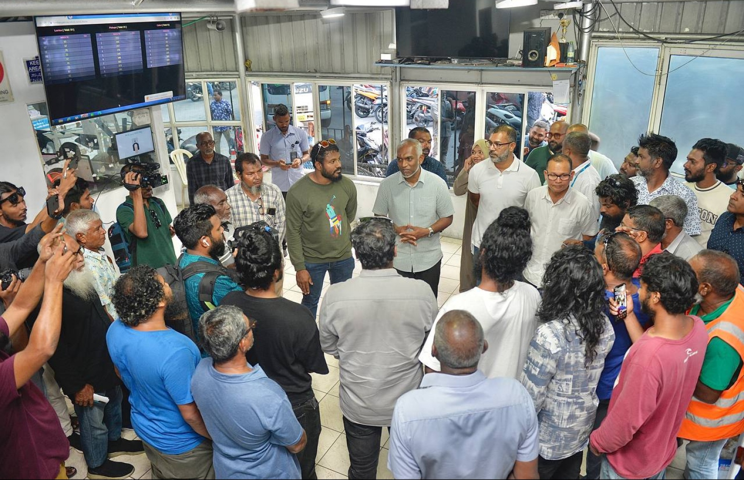 އެމްޕީއެލް ސަރަހައްދުގައި އުޅޭ މަސައްކަތްތެރިންނާ މުއިއްޒު ބައްދަލު ކުރައްވަނީ