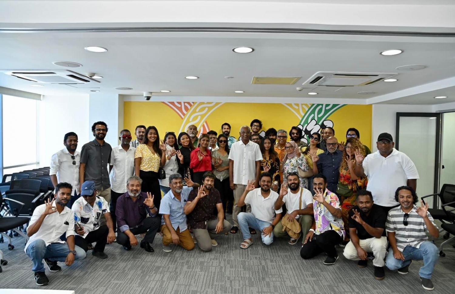 އެމްޑީޕީގެ ކެންޑިޑޭޓް ރައީސް އިބްރާހިމް މުހައްމަދު ސޯލިހު ފަންނާނުންނާ އެކު ބޭއްވި އިވެންޓުގައި ފަންނާނުންއެކު ރައީސް ފޮޓޯއެއް ނަންގަވަނީ.-- ފޮޓޯ: އެމްޑީޕީ