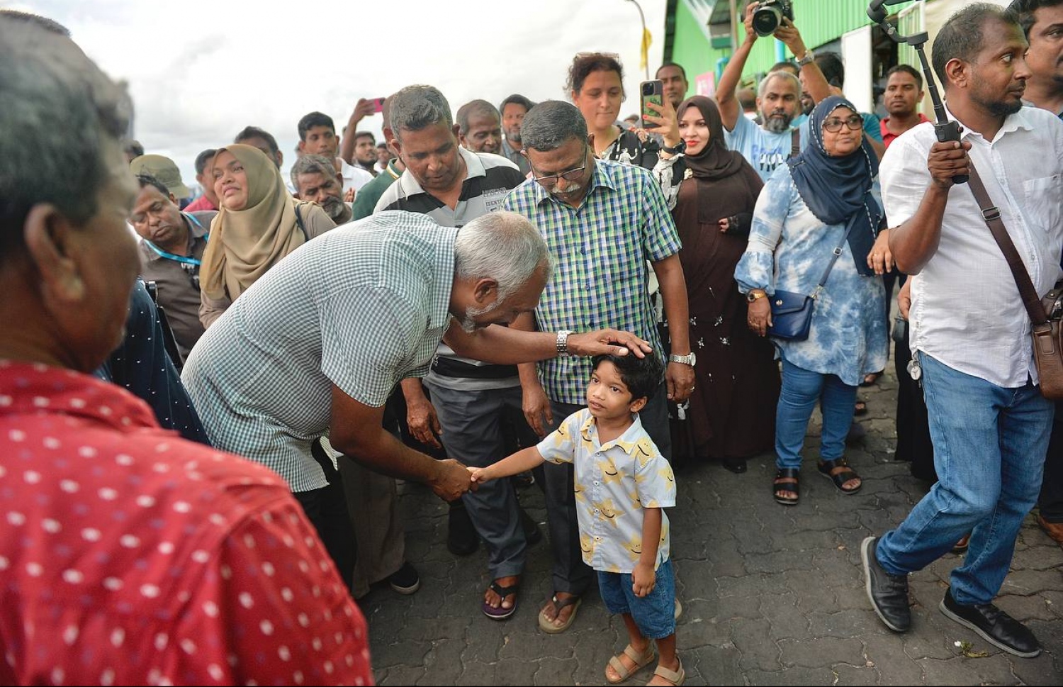 މުއިއްޒު މިއަދު މާރުކޭޓް ސަރަހައްދަށް ވަޑައިގެން ބައެއް މީހުންނާ ސަލާމް ކުރައްވަނީ: އޭނާގެ ވެރިކަމެއްގައި އަނިޔާވެރިކަމެއް ނޯންނާނެ ކަމަށް ވިދާޅުވި