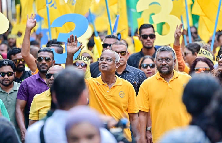 "ތިނަކަށް ވޯޓުދީ، ނޫނީ ކަރުނަ އަޅާ ރޯންޖެހިދާނެ"