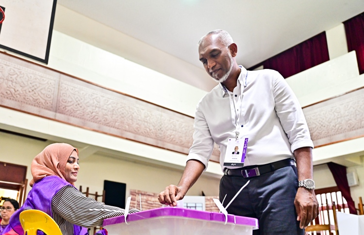 މުއިއްޒު މާ ކުރީގައި، 12،000 ވޯޓު ތަފާތު