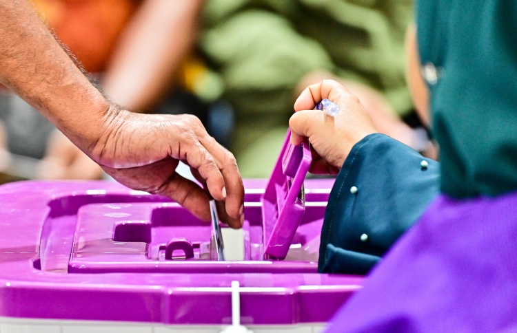 ރީ-ރަޖިސްޓާކުރަން 7،000 އަށް ވުރެ ގިނަ ފޯމު