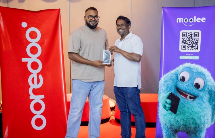 މޫލީއިން އައިފޯން އޯޑަރު ކުރި ކަސްޓަމަރުންނަށް ފޯނު ދީފި