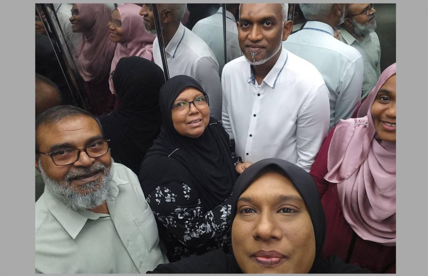 އިންތިހާބީ ރައީސް މުއިއްޒު، އެ މަނިކުފާނުގެ އަނބިކަނބަލުން ސާޖިދާ (ކ)، އާއި މަންމަ އަދި ދޮންބައްޕަ އާއި މުއިއްޒުގެ އެއްބަނޑު ކޮއްކޮ ސައުދާ، ވޯޓުލައްވަން ވަޑައިގެންނެވުމުގެ ކުރިން ނެންގެވި ސެލްފީ