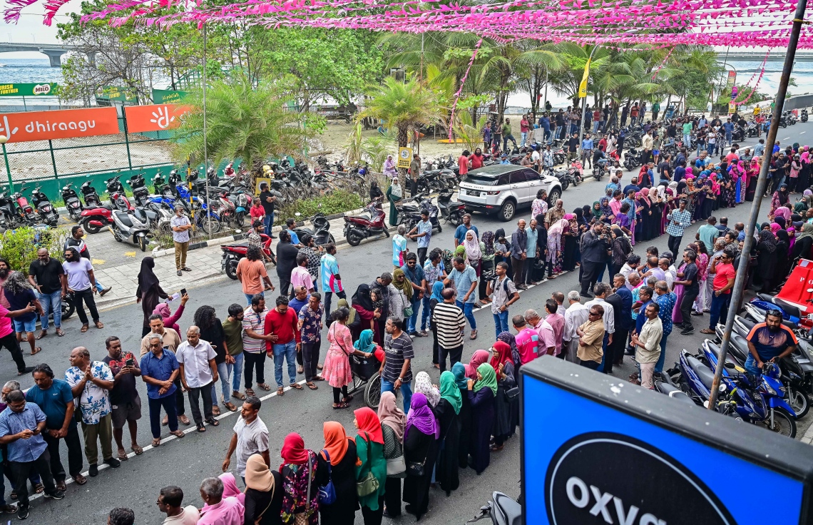 ކުރީގެ ރައީސް ޔާމީން ޖަލުން ގޭ ބަންދަށް ބަދަލުކުރުމުން ގެކޮޅަށް ވަޑައިގަންނަވާ ވަގުތެއްގެ އިންތިޒާރުގައި ސަޕޯޓަރުންތައް އެއްވެފައި: ޔާމީނަށް މަރުހަބާ ކިޔަން އެތައް ސަތޭކަ ބަޔަކު އެ މަނިކުފާނުގެ ގެކޮޅު ކައިރި އަށް ޖަމާވި. ޔާމީނަށް އިސްވެ މަރުހަބާ ދެންނެވީ އިންތިހާބީ ރައީސް ޑރ. މުހައްމަދު މުއިއްޒު.---ފޮޓޯ: ނިޝާން އަލީ| މިހާރު