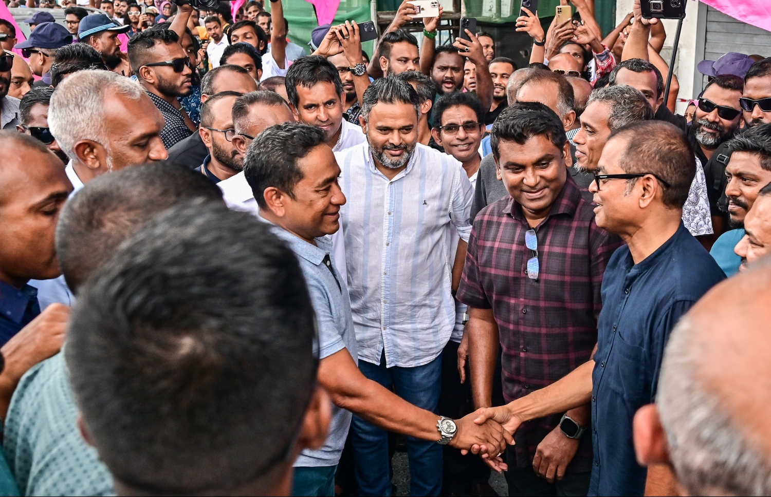 ޔާމީން މިދިޔަ މަހުގެ 1 ގައި ޖަލުން ގެ އަށް ބަދަލުކުރުމުން އެ ކަމުގެ އުފަލުގައި ގެކޮޅު ކައިރިި އަށް ވަޑައިގެންނެވި ޕީޕީއެމް/ޕީއެންސީގެ އިސްބައެއް ވެރިންނާ އެ މަނިކުފާނު ސަލާމް ކުރައްވަނީ.---ފޮޓޯ: ނިޝާން އަލީ| މިހާރު