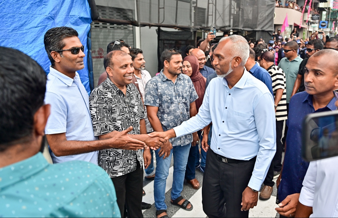 ކުރީގެ ރައީސް ޔާމީން ޖަލުން ގޭ ބަންދަށް ބަދަލުކުރުމުން އެ މަނިކުފާނަށް އިސްވެ މަރުހަބާ ވިދާޅުވާން އިންތިހާބީ ރައީސް ޑރ. މުއިއްޒު ވަޑައިގެން ރައްޔިތުންގެ މަޖިލިހުގެ މެމްބަރު ފަޒުލްއާ ސަލާން ކުރައްވަނީ.---ފޮޓޯ: ނިޝާން އަލީ| މިހާރު