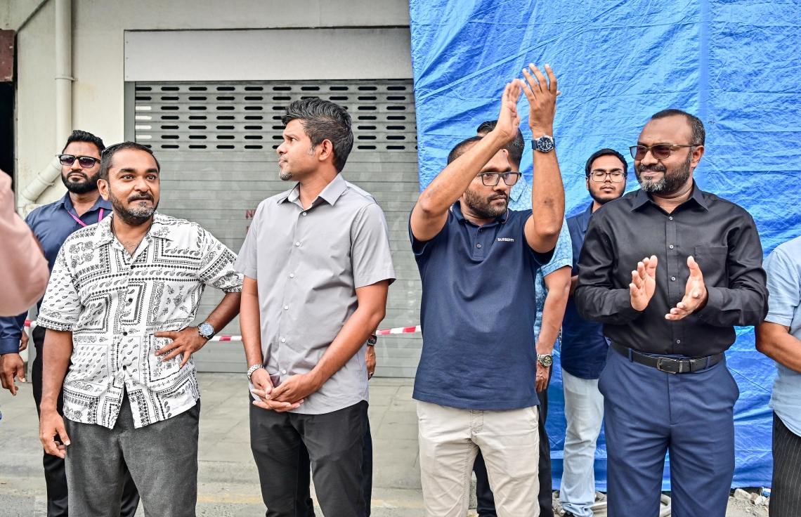 ކުރީގެ ރައީސް ޔާމީން ޖަލުން ގޭ ބަންދަށް ބަދަލުކުރުމުން ގެކޮޅަށް ވަޑައިގަންނަވާ ވަގުތެއްގެ އިންތިޒާރުގައި އިންތިހާބީ ނައިބު ރައީސް ހުސައިން މުހައްމަދު ލަތީފާއި ޔާމީންގެ ދަރިކަލުން ޒެއިން އަދި ޔާމީންގެ ވަކީލުންގެ ޓީމުގެ އިސް މެމްބަރު ކުރީގެ ނައިބު ރައީސް ޑރ. ޖަމީލާއި ކުރީގެ އިސްލާމިކް މިނިސްޓަރު ޑރ. ޝަހީމް މަޑުކޮށްލައްވައިގެން: ޔާމީނަށް މަރުހަބާ ކިޔަން އެތައް ސަތޭކަ ބަޔަކު އެ މަނިކުފާނުގެ ގެކޮޅު ކައިރި އަށް ޖަމާވި. ޔާމީނަށް އިސްވެ މަރުހަބާ ދެންނެވީ އިންތިހާބީ ރައީސް ޑރ. މުހައްމަދު މުއިއްޒު.---ފޮޓޯ: ނިޝާން އަލީ| މިހާރު