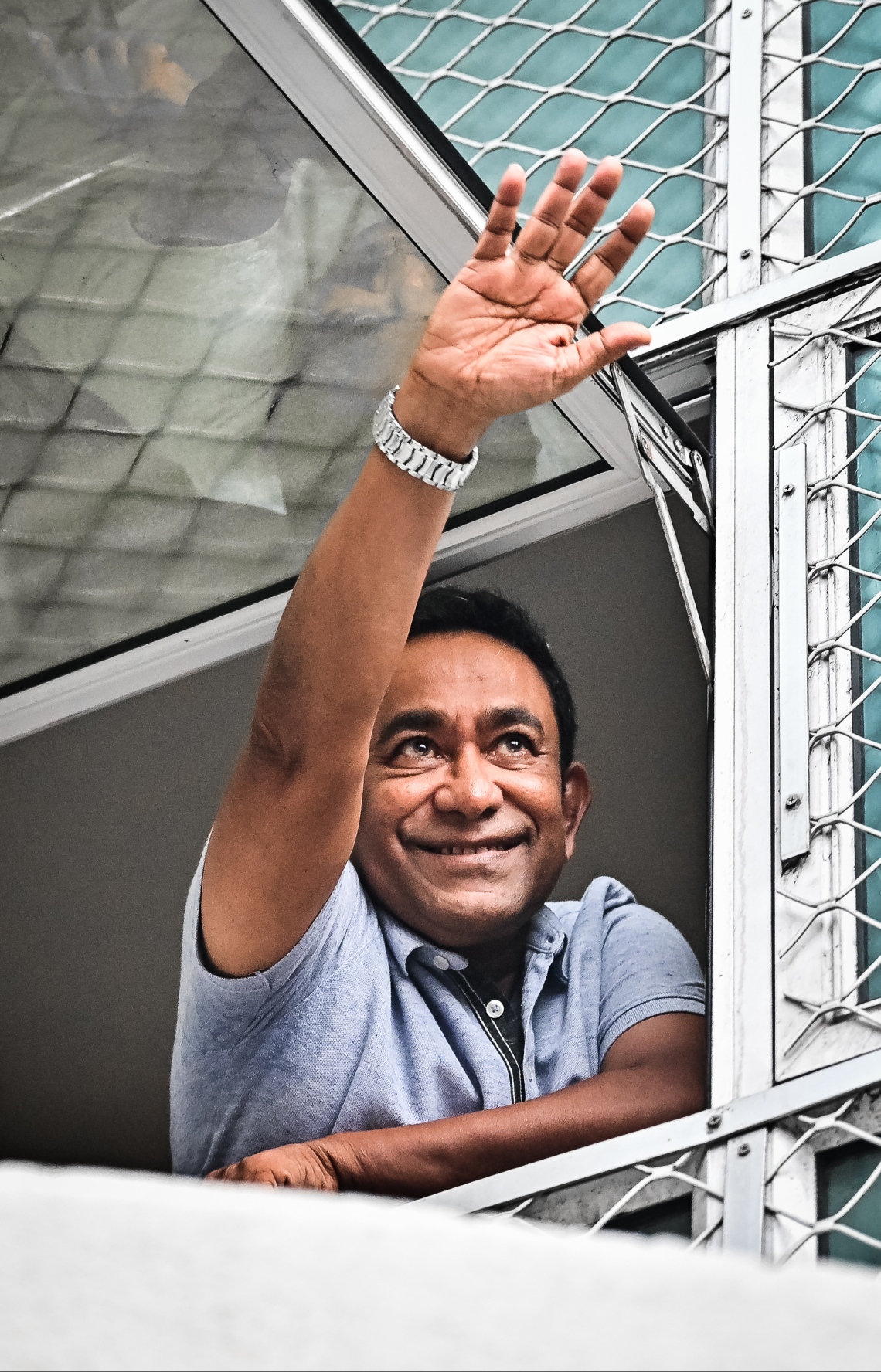 ކުރީގެ ރައީސް ޔާމީން ޖަލުން ގޭ ބަންދަށް ބަދަލުކުރުމުން މަރުހަބާ ކިޔަން އެއްވި އެތައް ސަތޭކަ ބަޔަކަށް އިޝާރާތް ކުރައްވައި ސަލާން ކުރައްވަނީ.---ފޮޓޯ: ނިޝާން އަލީ| މިހާރު