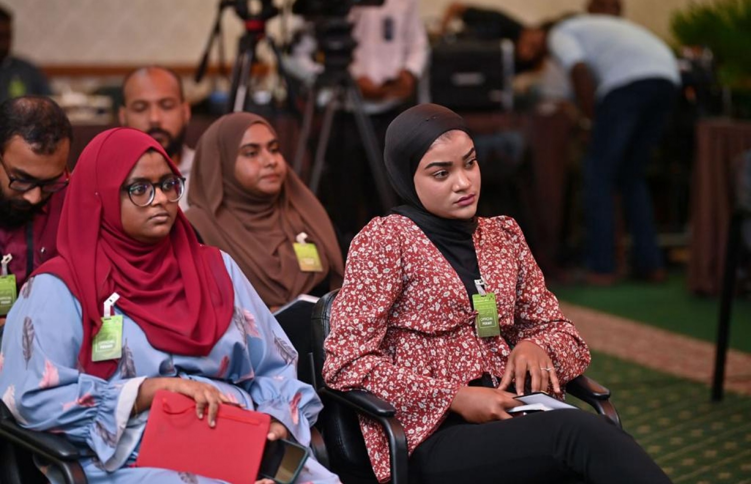 ރިޔާސީ އިންތިހާބަށް ފަހު، ރައީސް އިބްރާހިމް މުހައްމަދު ސޯލިހު ބޭއްވި ނޫސްވެރިންގެ ބައްދަލުވުމުގައި ބައިވެރިވި ބައެެއް ނޫސްވެރިން.-- ފޮޓޯ: ރައީސް އޮފީސް