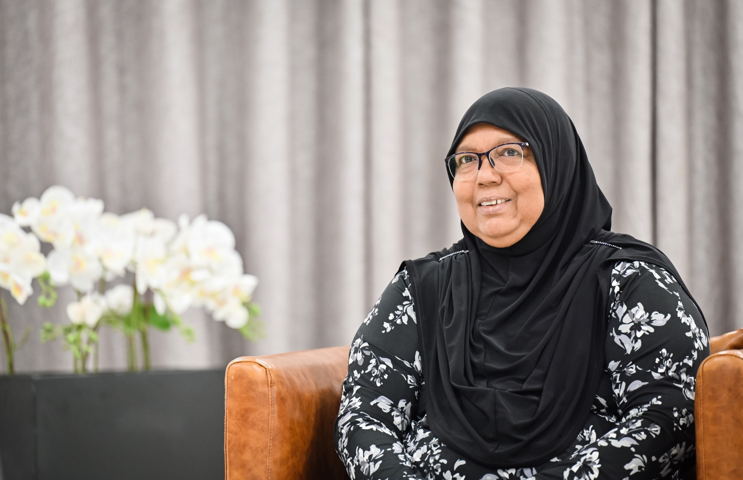 މުއިއްޒުގެ މަންމާފުޅު ހުސްނާ "މިހާރު" އަށް އިންޓަވިއު ދެއްވަނީ.---ފޮޓޯ: ނިޝާން އަލީ| މިހާރު