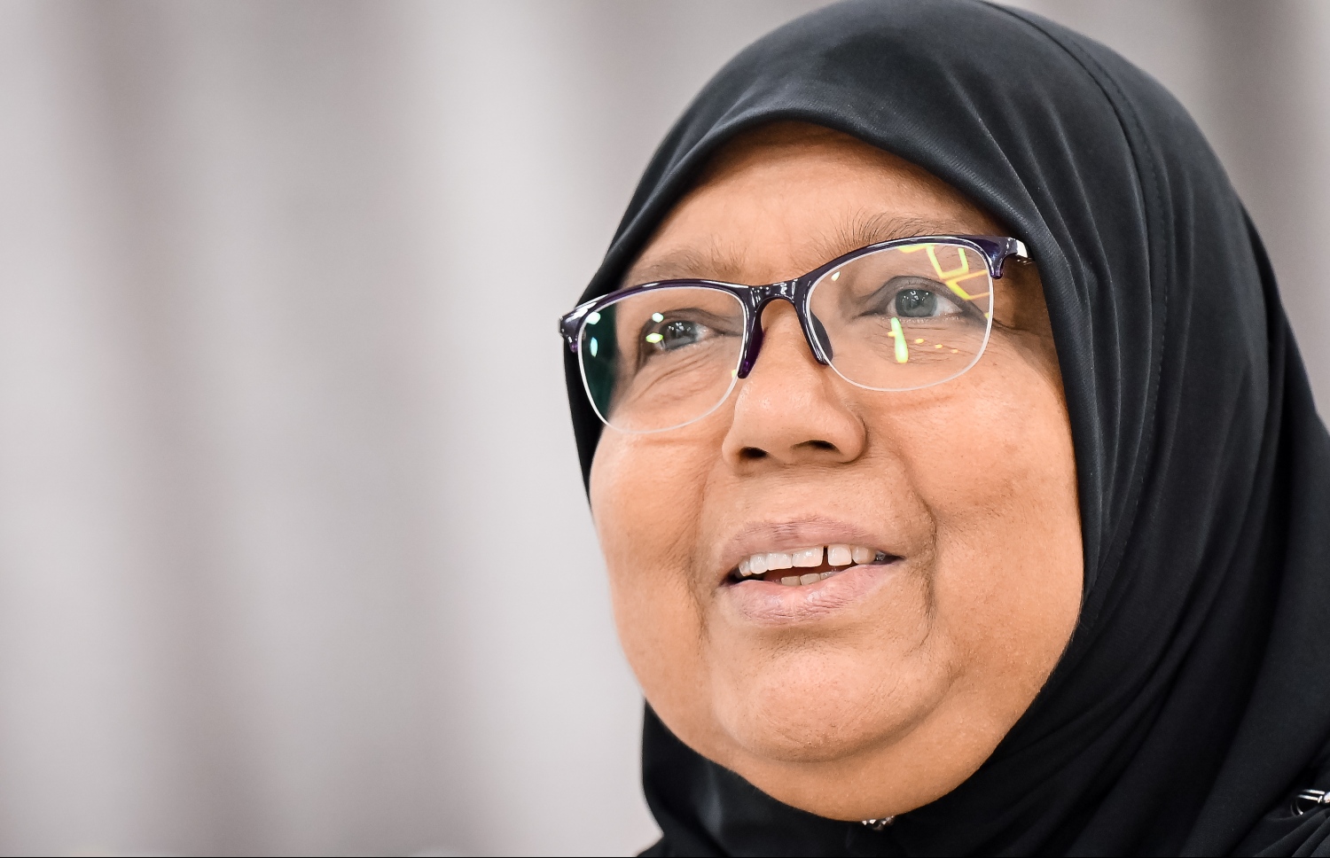 މުއިއްޒުގެ މަންމާފުޅު ހުސްނާ: މުއިއްޒު ސިޔާސީ ބޮޑެތި ކަންކަން ނިންމެވުމުގެ ކުރިން ވެސް ލަފާ އައްސަވާ ކަމަށް ވިދާޅުވި.---ފޮޓޯ: ނިޝާން އަލީ| މިހާރު