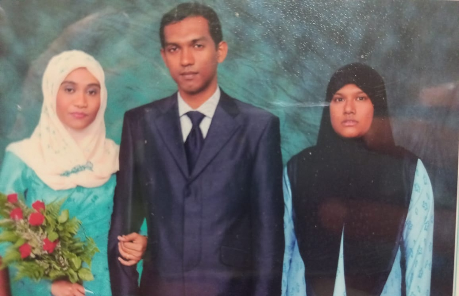 މުއިއްޒުގެ ކައިވެނީގެ ހަފުލާގައި އަނބިކަނބަލުންނާއި އެއްބަނޑު ކޮއްކޮ ސައުދާއާއެކު ފޮޓޯއަކަށް ހުއްޓިވަޑައިގެން.