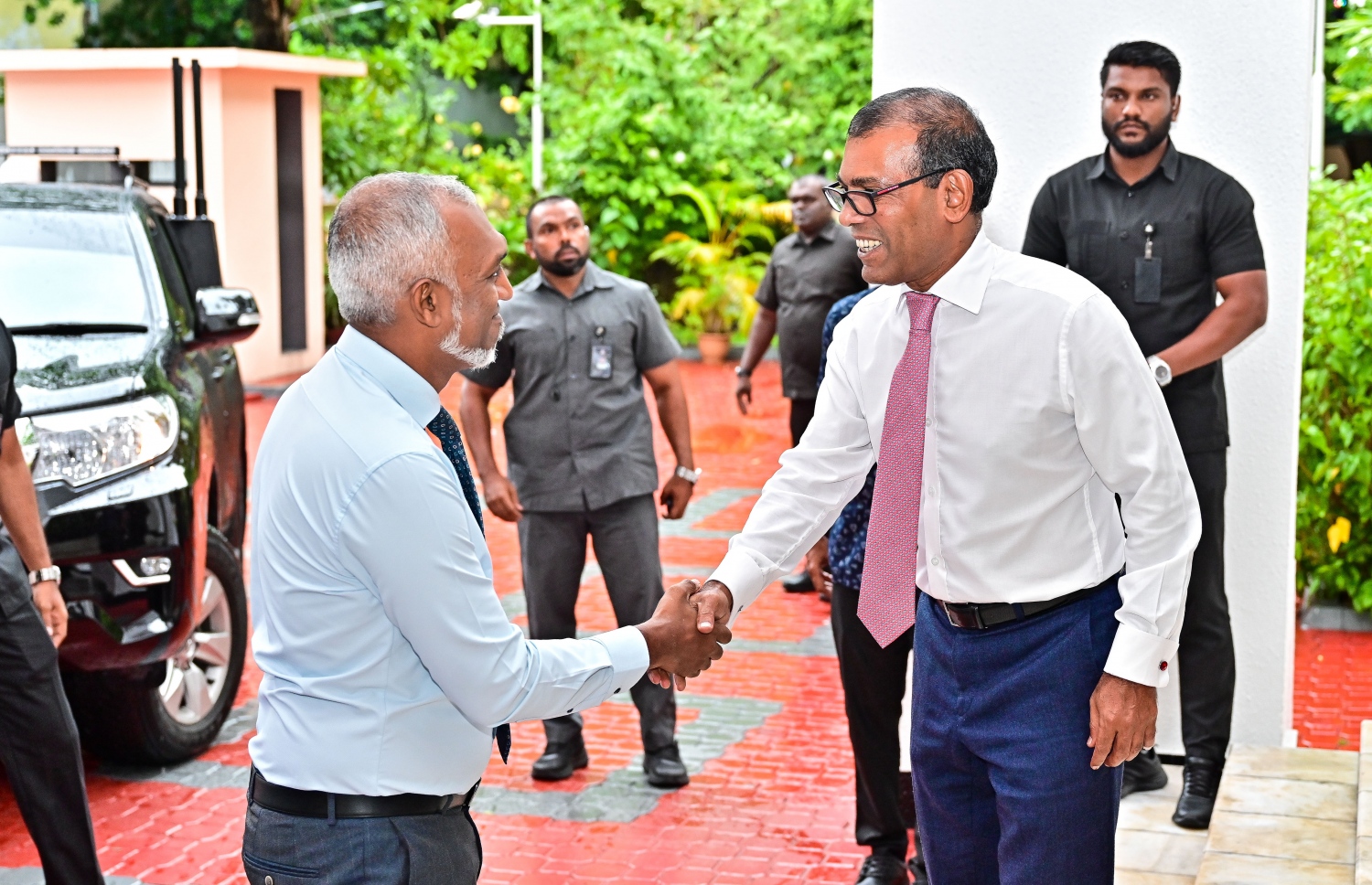 މަޖިލީހުގެ އިދާރާ އަށް މުއިއްޒު ވަޑައިގެން މަޖިލީހުގެ ރައީސް ނަޝީދާ ސަލާމް ކުރައްވަނީ -- ފައިލް ފޮޓޯ: މިހާރު