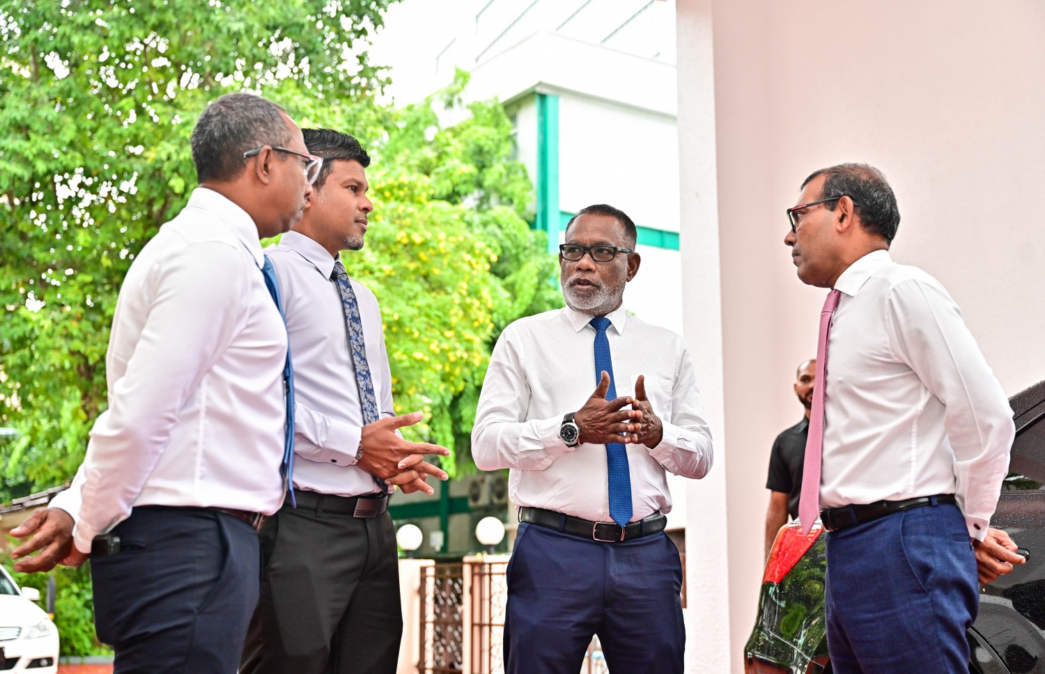 ޓްރާންސިޝަނަލް ކޮމިޓީގެ އެންމެ އިސްބޭފުޅަކަށް މުއިއްޒުގެ ފަރާތްޕުޅުން ހަމަޖެއްސަވާފައިވާ ޕީއެންސީގެ ޗެއާޕާސަން އަބްދުއްރަހީމާއި މަޖިލިސްގެ ކުރީގެ ރައީސް މުހައްމަދު ނަޝީދު، މައިނޯރިޓީ ލީޑަރު މެދުހެންވޭރު ދާއިރާގެ އަލީ އާޒިމް އަދި އިންތިހާބީ ނައިބު ރައީސް މަޖިލިހުގެ އިދާރާގެ ގޯތިތެރޭގައި.--- ފޮޓޯ: ފަޔާޒު މޫސާ | މިހާރު