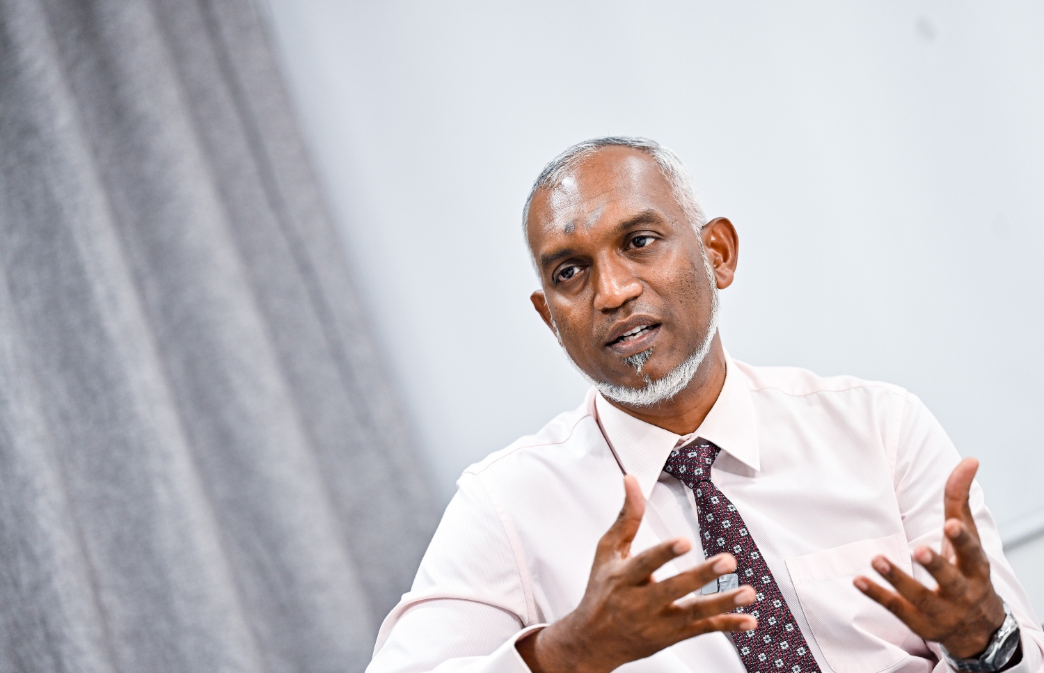 އިންތިހާބީ ރައީސް ޑރ. މުއިއްޒު "މިހާރު" އަށް އިއްޔެ އިންޓަވިއު ދެއްވަނީ.---ފޮޓޯ: ނިޝާން އަލީ| މިހާރު