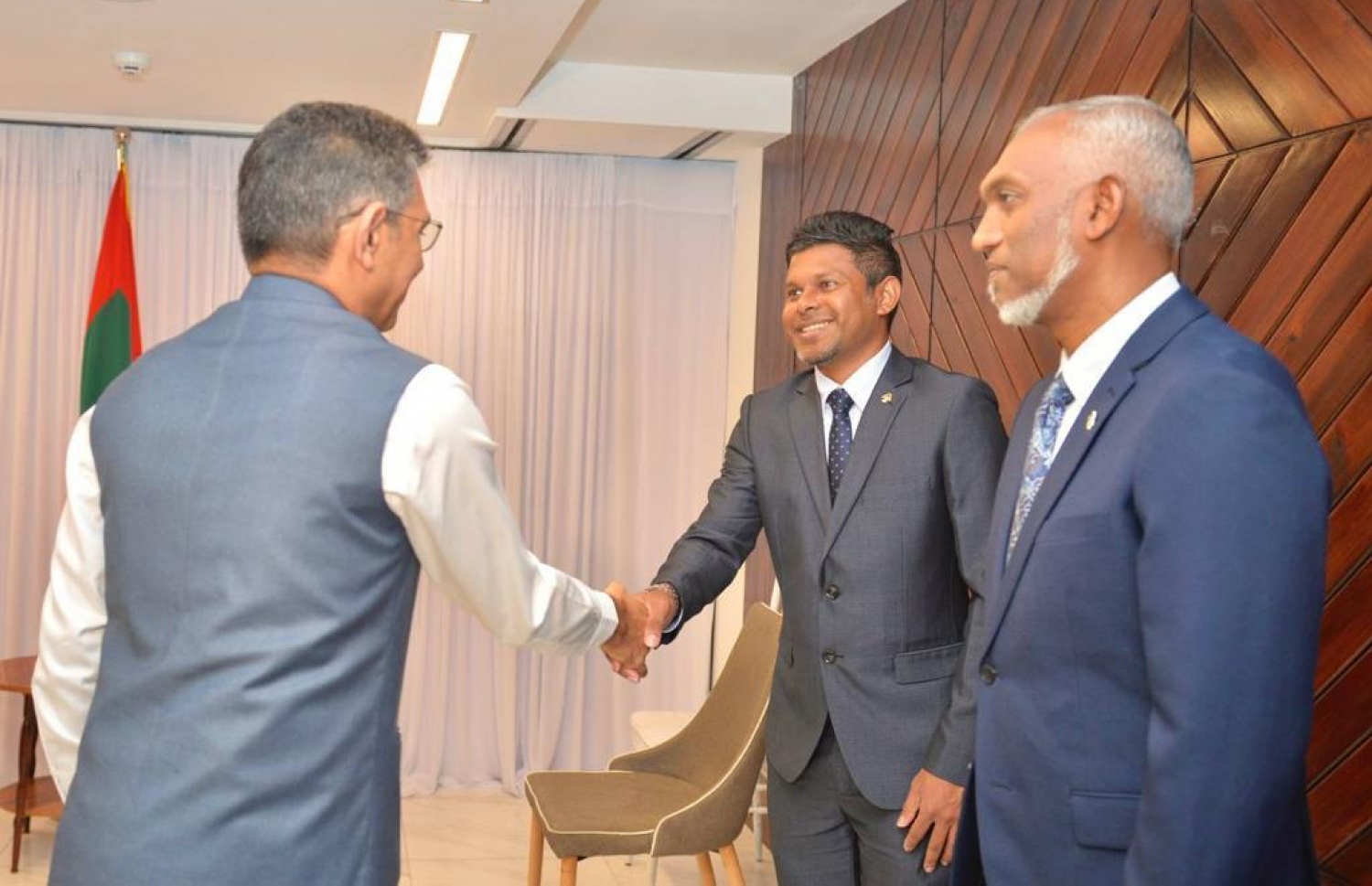 އިންތިހާބީ ނައިބު ރައީސް ހުސެއިން އަދި އިންޑިއާއިން ރާއްޖެ ކަނޑައަޅާފައިވާ ސަފީރު މުނޫ މަހާވަރުއާ ސަލާންކުރައްވަނީ.-- ފޮޓޯ: ޓީމް މުއިއްޒު