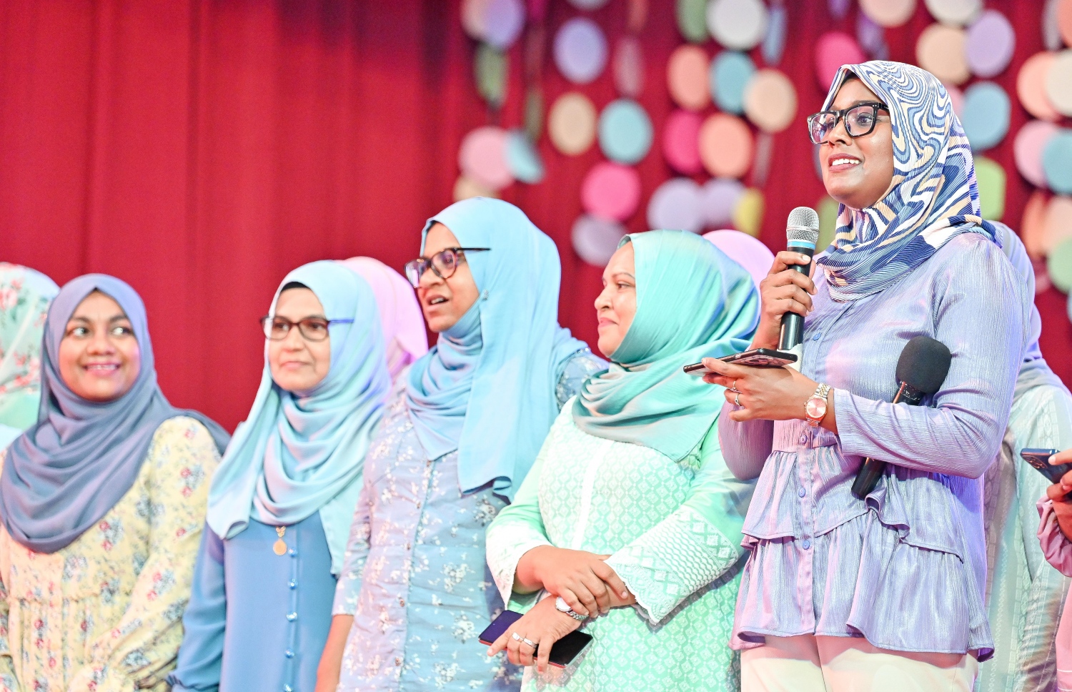 މާލޭ ސްކޫލެއްގައި ކިޔަވައިދޭ ޓީޗަރުންތަކެއް.-- ފޮޓޯ: ފަޔާޒް މޫސާ / މިހާރު