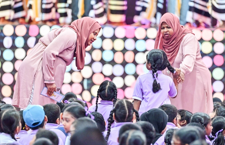 ޓާމްޗުއްޓީތަކުގައި ޓީޗަރުން ނުނެރެން އަންގައިފި