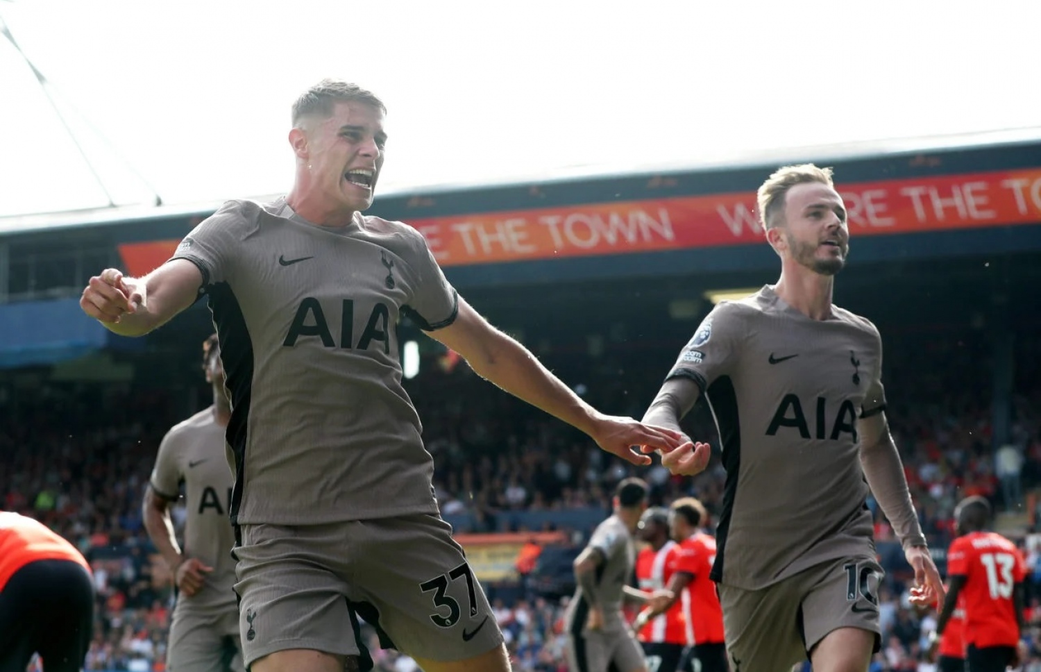 ވެން ޑި ވެން (ވ) ގޯލު ޖެހުމަށް ފަހު އުފާފާލު ކުރަނީ، އޭނާ ގޯލު ޖެހީ ޖޭމްސް މެޑިސަން (ކ) ގެ އެހީތެރިކަމާ އެކު.-- ފޮޓޯ: ގެޓީ އިމޭޖަސް