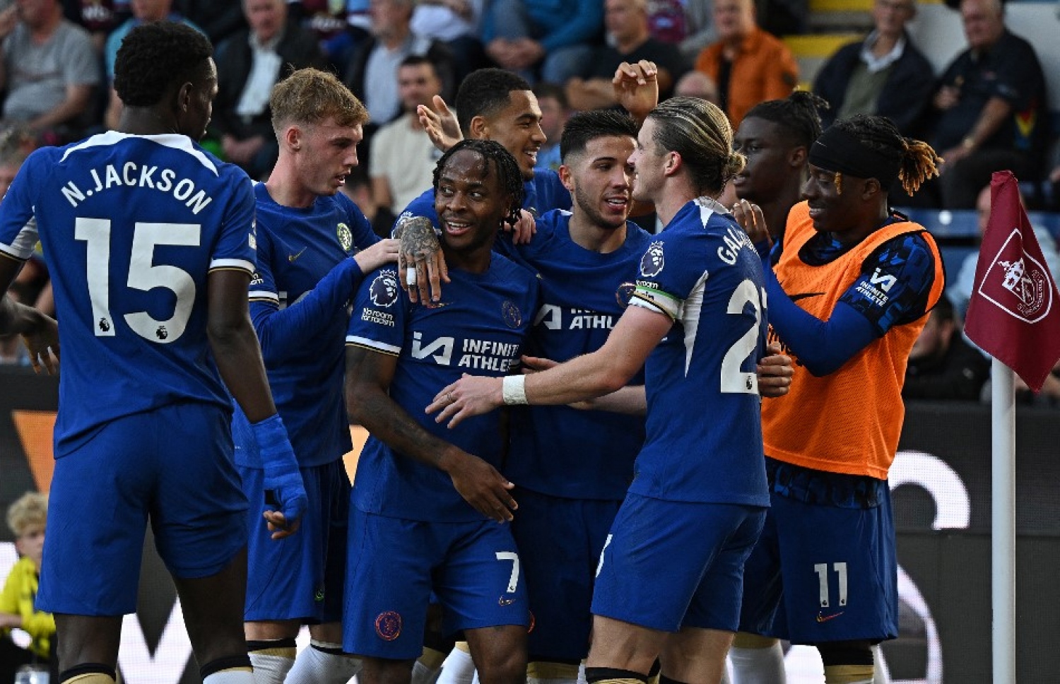 ސްޓާލިން ޗެލްސީއަށް ލީޑު ފުޅާ ކޮށްދިން ގޯލު ޖެހުމަށް ފަހު ޓީމު ކުޅުންތެރިންނާ އެކު އުފާފާލު ކުރަނީ.-- ފޮޓޯ: އޭއެފްޕީ