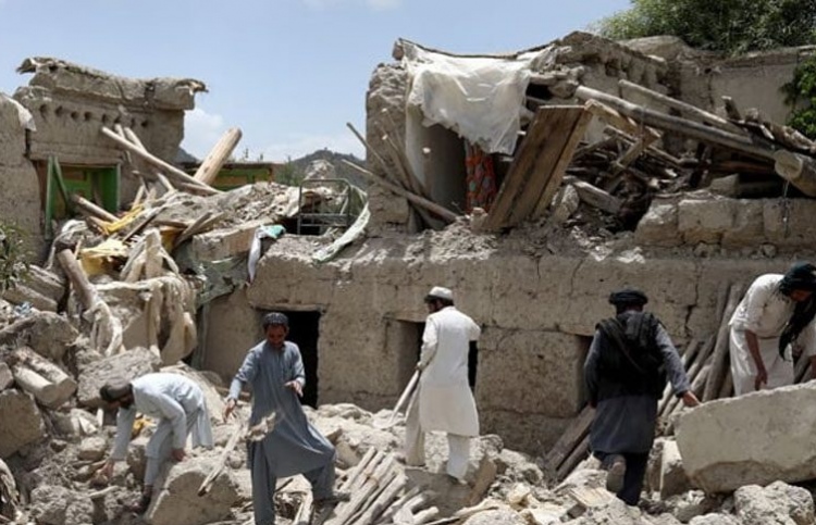 އަފްޣާނަށް ބިންހެލުމެއް، 2000 އަށްވުރެ ގިނަ މަރު