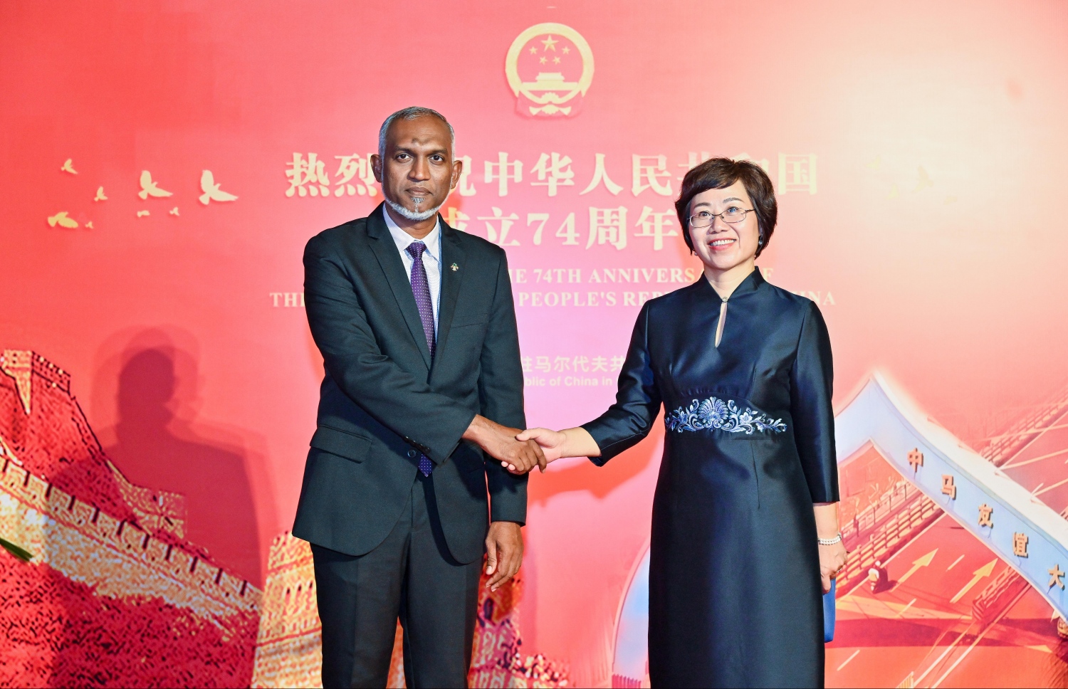 ޗައިނާގެ އަހަރީ ދުވަހުގެ ހަފްލާގައި އެ ގައުމުން ރާއްޖެއަށް ކަނޑައަޅާފައި ހުންނަވާ ސަފީރު ވަންގް ލީޝިން މުއިއްޒު އާ ސަލާމް ކުރައްވަނީ. --ފޮޓޯ: ފަޔާޒް މޫސާ | މިހާރު