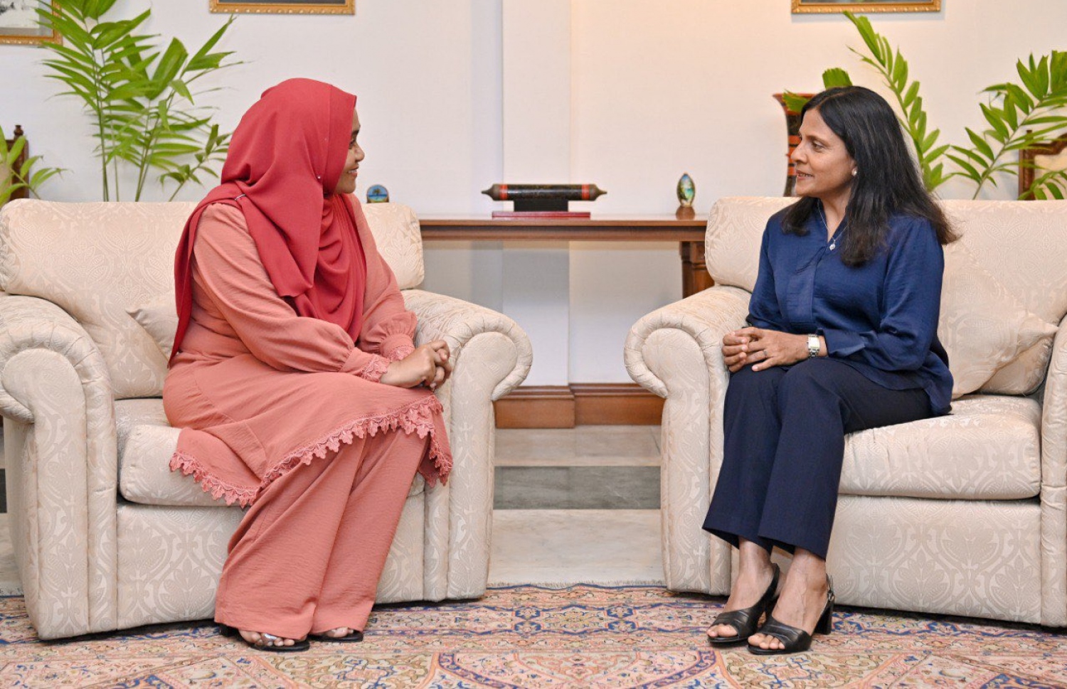 ފަސްޓް ލޭޑީ ފަޒްނާ އަހްމަދު އާއި އިންތިހާބީ ރައީސް ޑރ. މުހައްމަދު މުއިއްޒުގެ އަނބިކަނބަލުން ސާޖިދާ މުހައްމަދު މުލިއާގޭގައި ބައްދަލުކުރެއްވުން.-- ފޮޓޯ: ރައީސް އޮފީސް