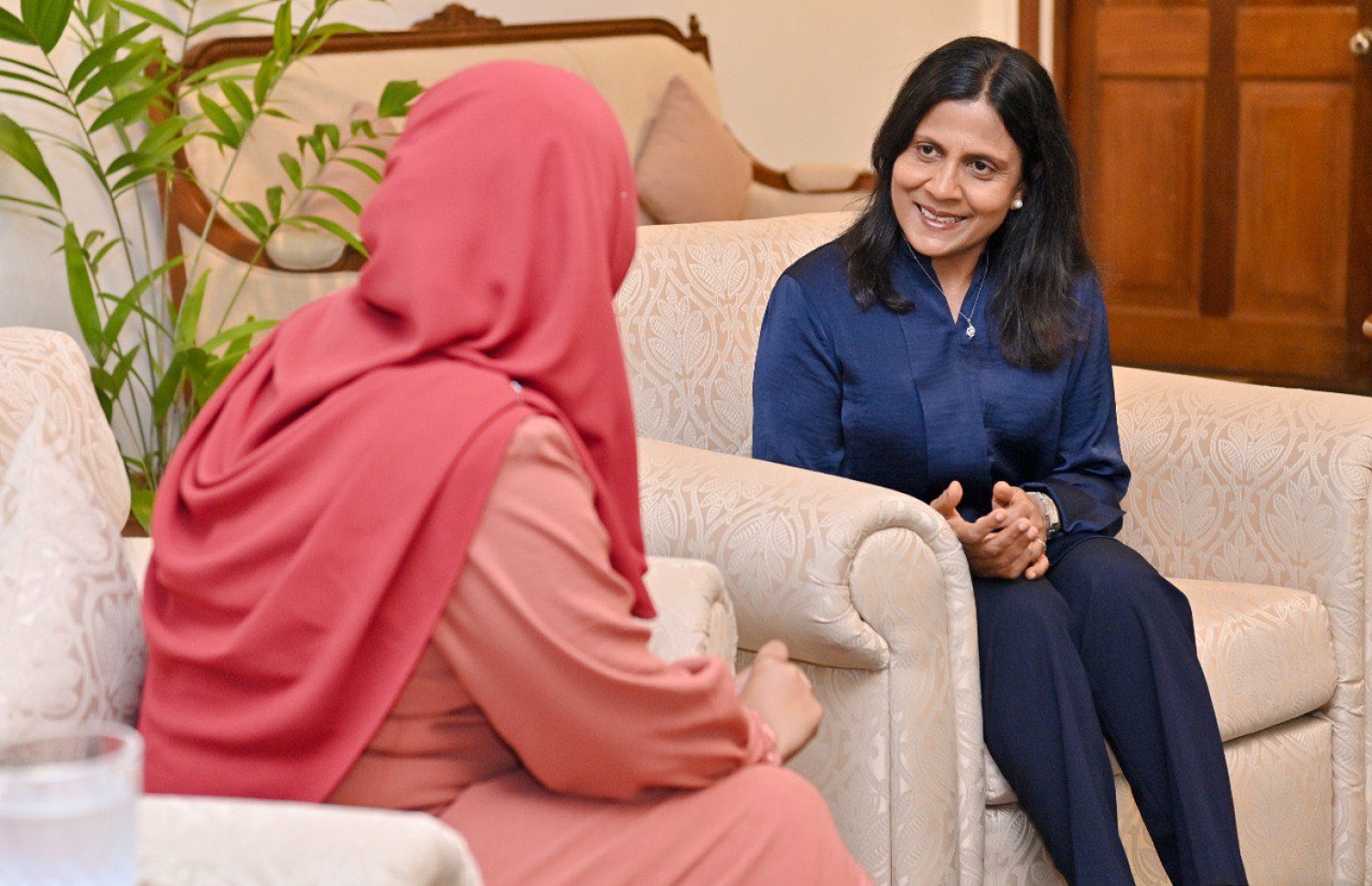 ފަސްޓް ލޭޑީ ފަޒްނާ އަހްމަދު އާއި އިންތިހާބީ ރައީސް ޑރ. މުހައްމަދު މުއިއްޒުގެ އަނބިކަނބަލުން ސާޖިދާ މުހައްމަދު މުލިއާގޭގައި ބައްދަލުކުރެއްވުން.-- ފޮޓޯ: ރައީސް އޮފީސް