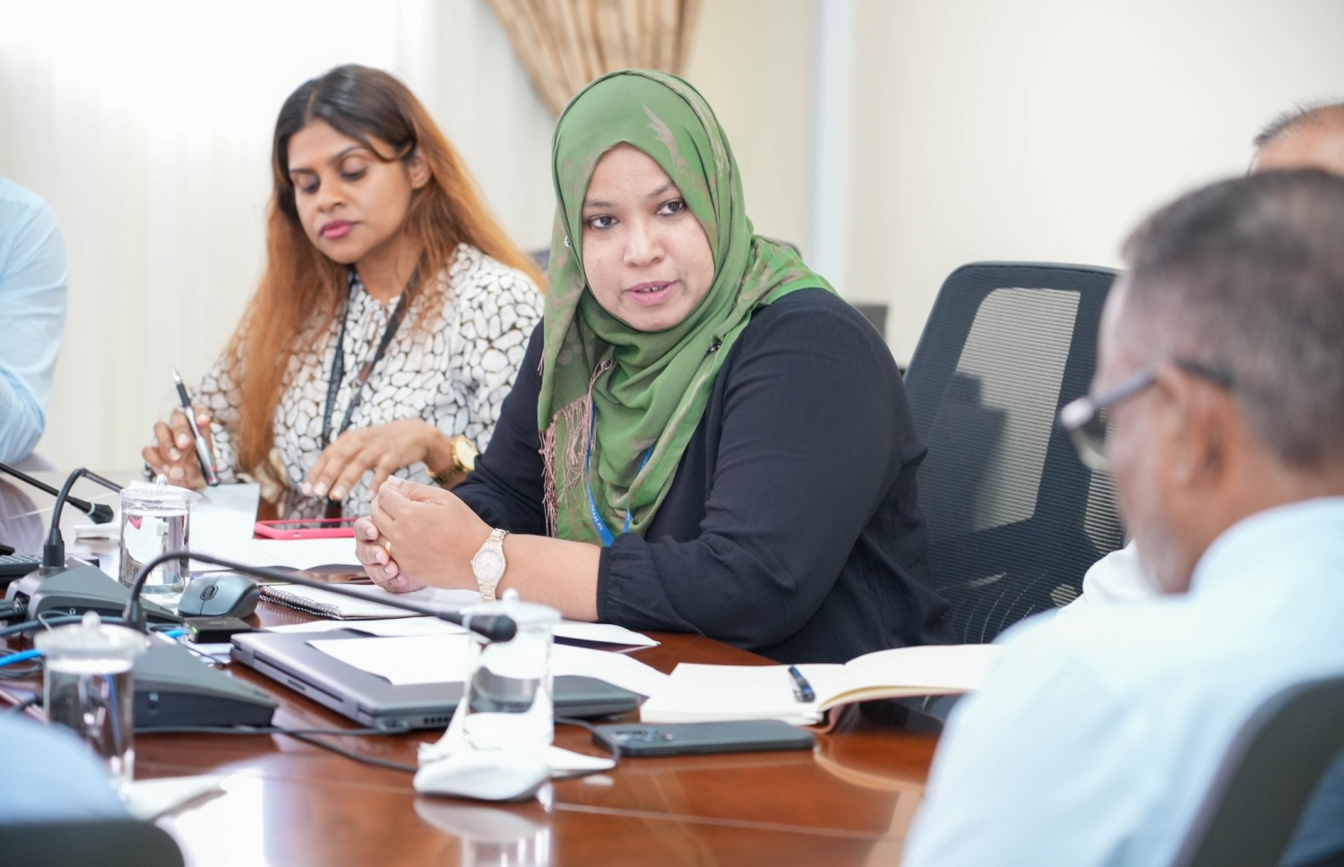 މަޖިލީހުގެ އަމީންއާންމު ފާތިމަތު ނިއުޝާ (ކ) އަދި ކައުންސެލް ޖެނެރަލް ފާތިމަތު ފިލްޒާ. --ފޮޓޯ: މަޖިލީހުގެ އިދާރާ