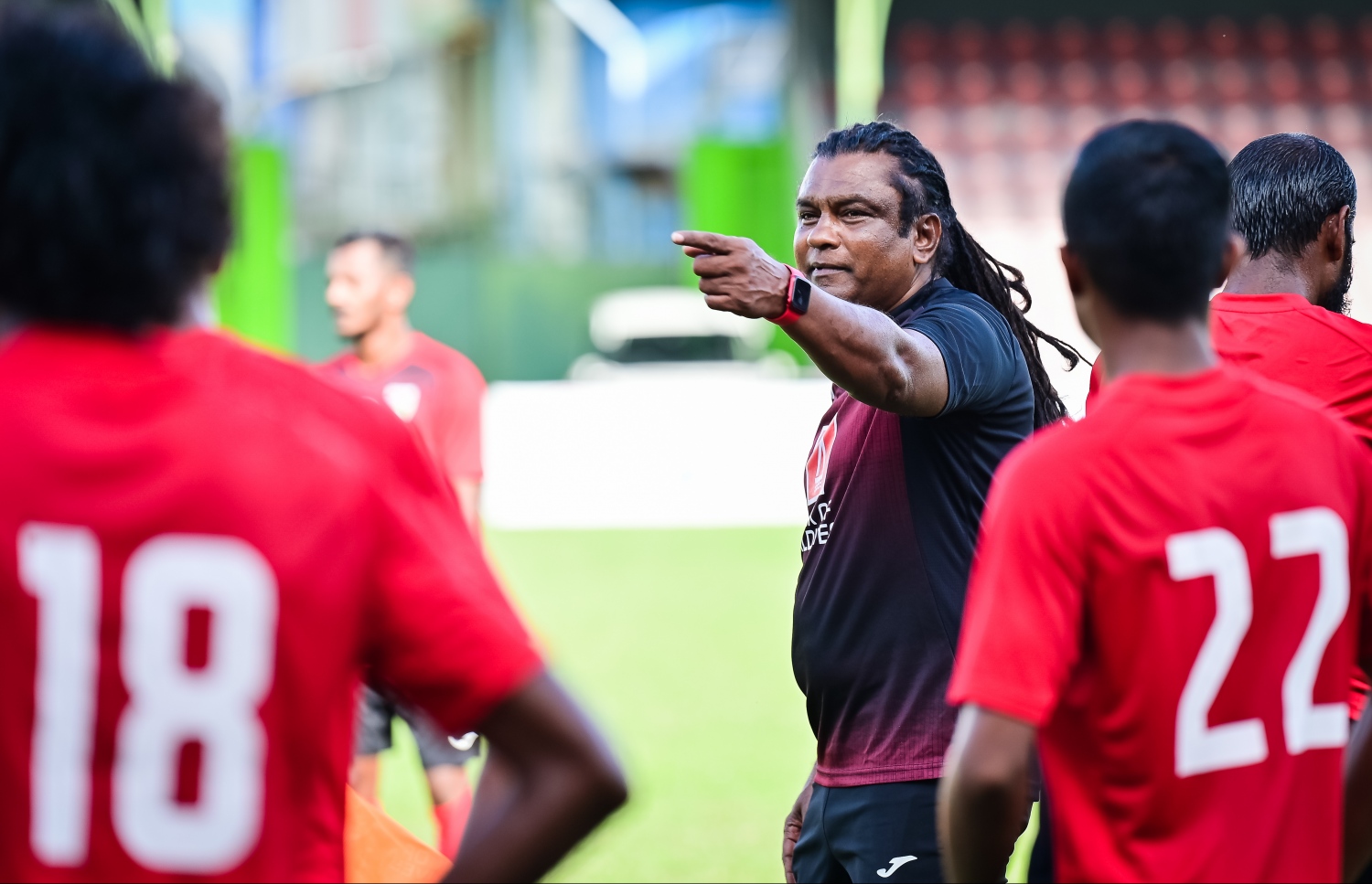 ގައުމީ ޓީމުގެ ކޯޗު އަލީ ސުޒޭން ޓީމުގެ ޕްރެކްޓިހުގައި ކުޅުންތެރިންނަށް އިރުޝާދު ދެނީ: ލިބުނު ފުރުސަތުގެ ތެރެއިން ޓީމު ތައްޔާރީތަކާ މެދު އޭނާ ހިތްހަމަޖެހޭ --- ފޮޓޯ: ނިޝާން އަލީ | މިހާރު