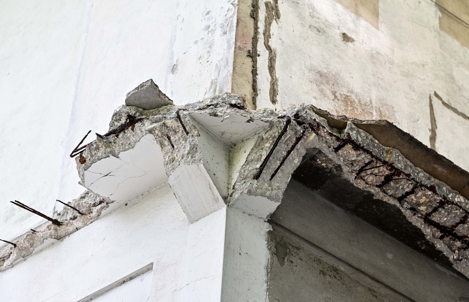 މ. ސުންބުލާގެ: ވަރަށް ބާވެފައި ހުރި އެ އިމާރާތުގެ ބައެއް ރޭ ވަނީ ވެއްޓިފައި.-- ފޮޓޯ: ފަޔާޒް މޫސާ | މިހާރު