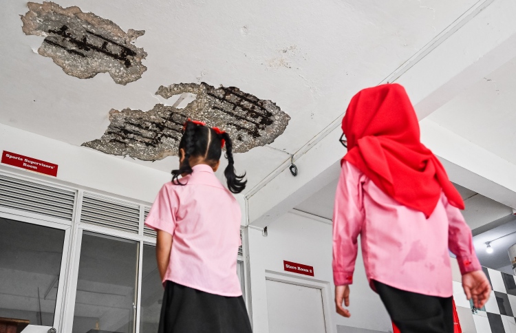 އިސްކަންދަރު ސްކޫލު ބާވެ "ބޮލަށް" ވެއްޓެނީ