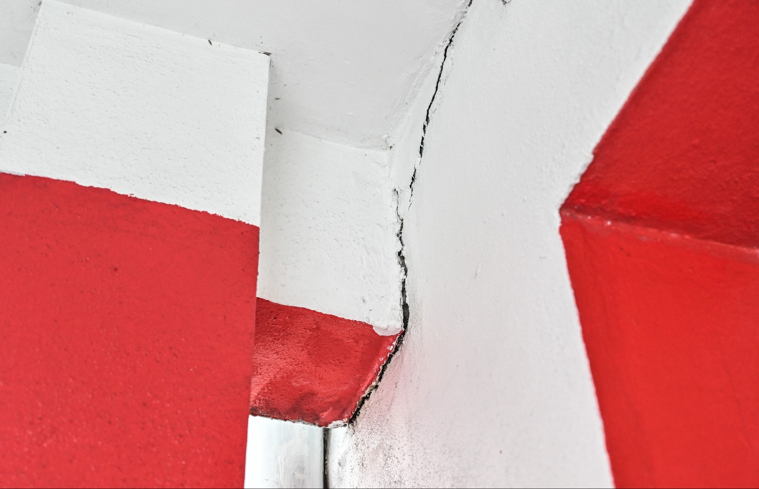 އިސްކަންދަރު ސްކޫލުގެ ފާރާއި ތަނބެއް ވަކިވެފައި.-- ފޮޓޯ: ނިޝާން އަލީ/ މިހާރު