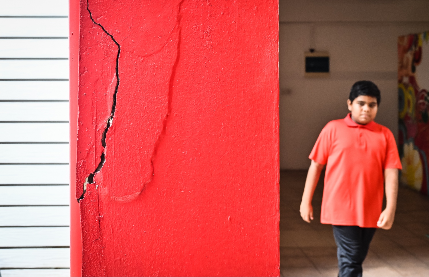 އިސްކަންދަރު ސްކޫލުގައި ގެއްލުން ލިބިފައި ހުރި ތަނބެއް ކައިރިން ކުއްޖަކު ހިނގާލާފައި ދަނީ.-- ފޮޓޯ: ނިޝާން އަލީ/ މިހާރު