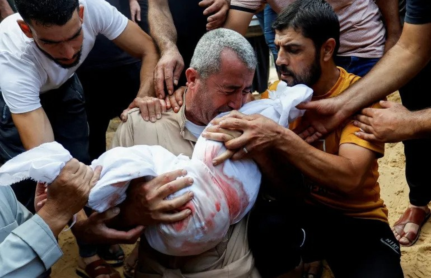 އިޒްރޭލްގެ ހަމަލާއެއްގައި މަރުވި ފަލަސްތީނުގެ ކުޑަކުއްޖަކު އޭނާގެ ބައްޕަގެ އަތުން ވަޅުލަން ތައްޔާރު ވަނީ