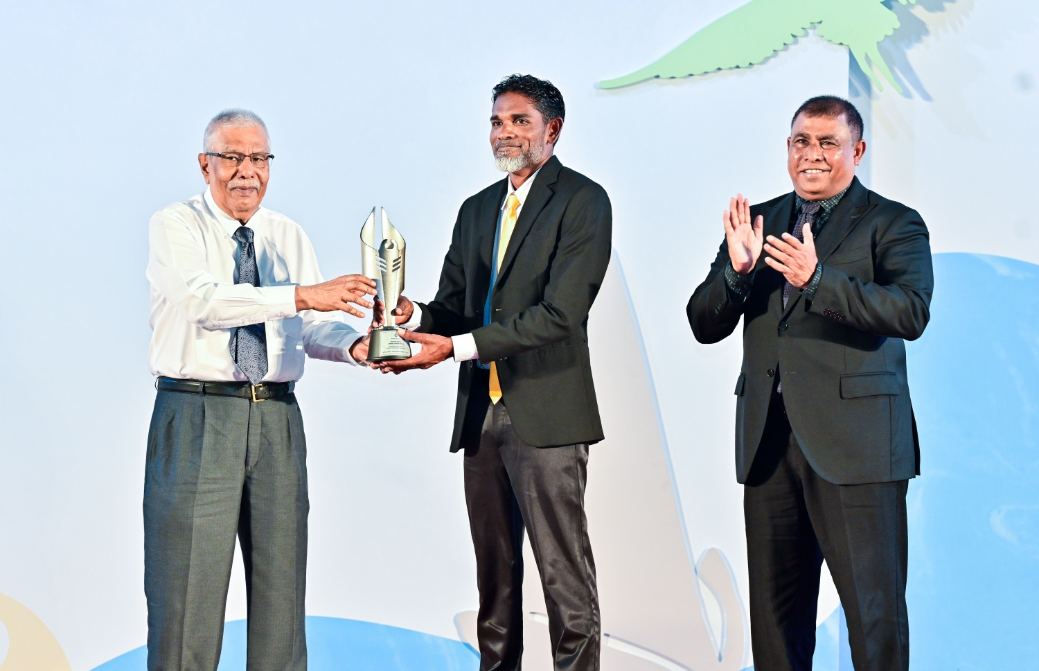 ޓޫރިޒަމް މިނިސްޓްރީން ދޭ އެވޯޑެއް ހަވާލު ކުރަނީ. ޓޫރިޒަމް ދާއިރާގެ ގިނަ ކެޓަގަރީތަކަކުން އެވޯޑު ދީފައިވޭ-- ފޮޓޯ: ފަޔާޒް މޫސާ / މިހާރު