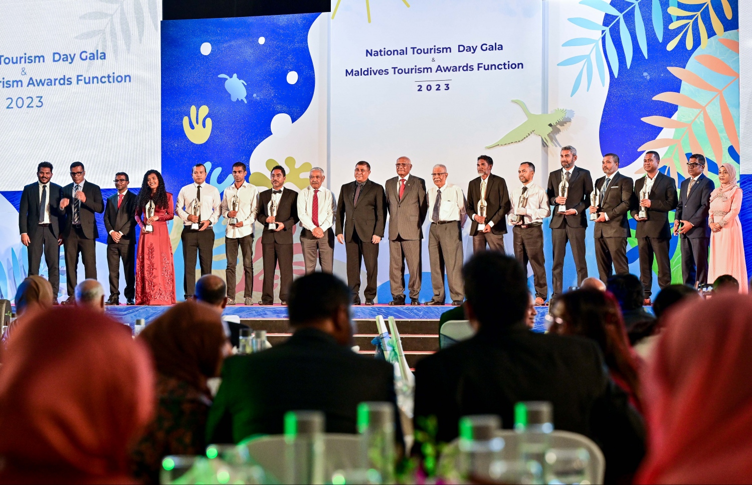 ގައުމީ ޓޫރިޒަމް ދުވަސް ފާހަގަކުރަން ބޭއްވި ރަސްމިއްޔާތުގައި އެވޯޑު ލިބުނު ފަރާތްތަކާ އެކު  ޓޫރިޒަމް ޕައިނިއަރުން ފޮޓޯއަކަށް ހުއްޓިގެން-- ފޮޓޯ: ފަޔާޒް މޫސާ / މިހާރު