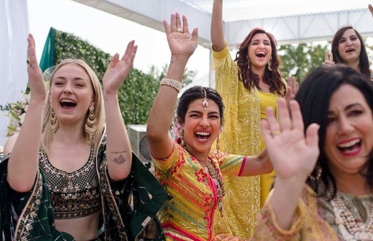 ސޯފީ އާއި ޕްރިޔަންކާ އިންސްޓާގައި އަން-ފޮލޯކޮށްފި