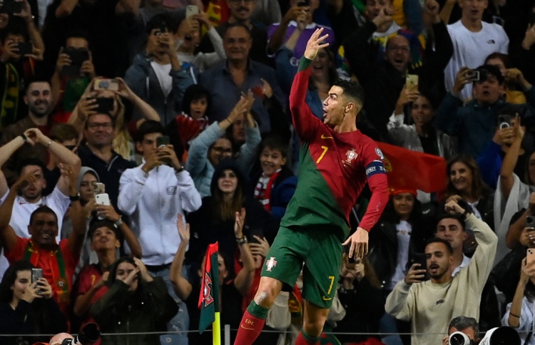 ރޮނާލްޑޯގެ ގޯލުތަކުން ޕޯޗުގަލް ޔޫރޯ އަށް ކޮލިފައިވެއްޖެ