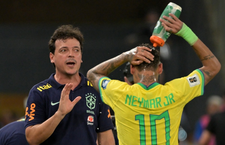 ނޭމާ ބޮލަށް ޕޮޕްކޯން އުކުމުން ބްރެޒިލް ކޯޗު ރަތަށް