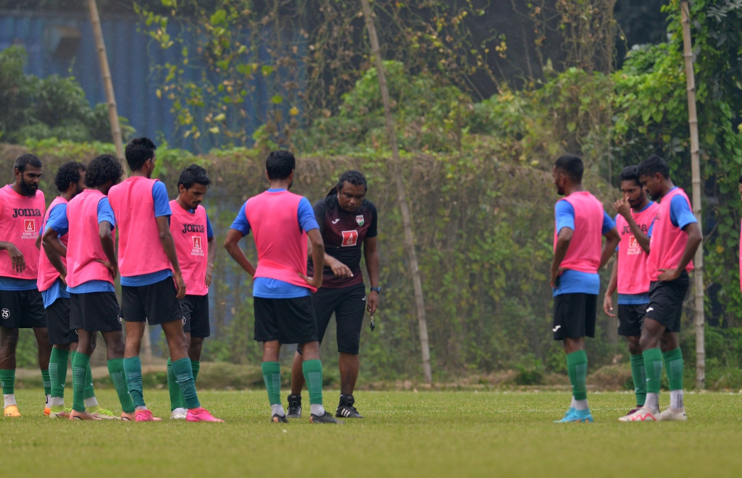 ބަންގްލަދޭޝްގައި ކުރިއަށް ގެންދިޔަ ޓްރޭނިންގައި، ސުޒޭން ކުޅުންތެރިންނަށް އިރުޝާދު ދެނީ --- ފޮޓޯ: އެފްއޭއެމް