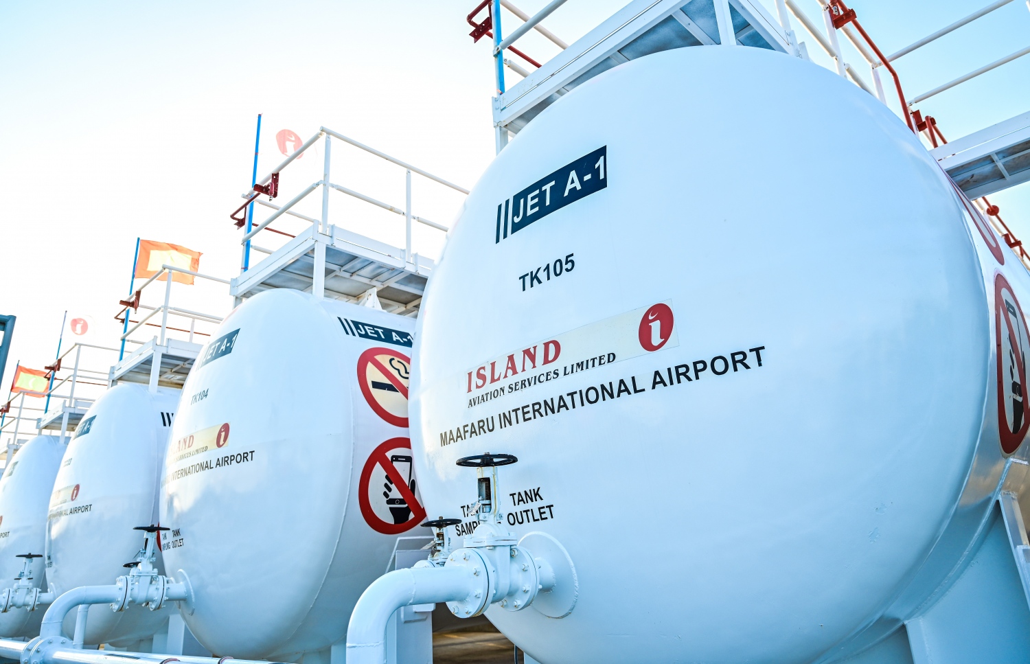 މާފަރު އިންޓަނޭޝަނަލް އެއާޕޯޓުގައި ހެދި އައިލެންޑް އޭވިއޭޝަންގެ ފުރަތަމަ ފިއުލް ފާމު.-- ފޮޓޯ: ނިޝާން އަލީ | މިހާރު