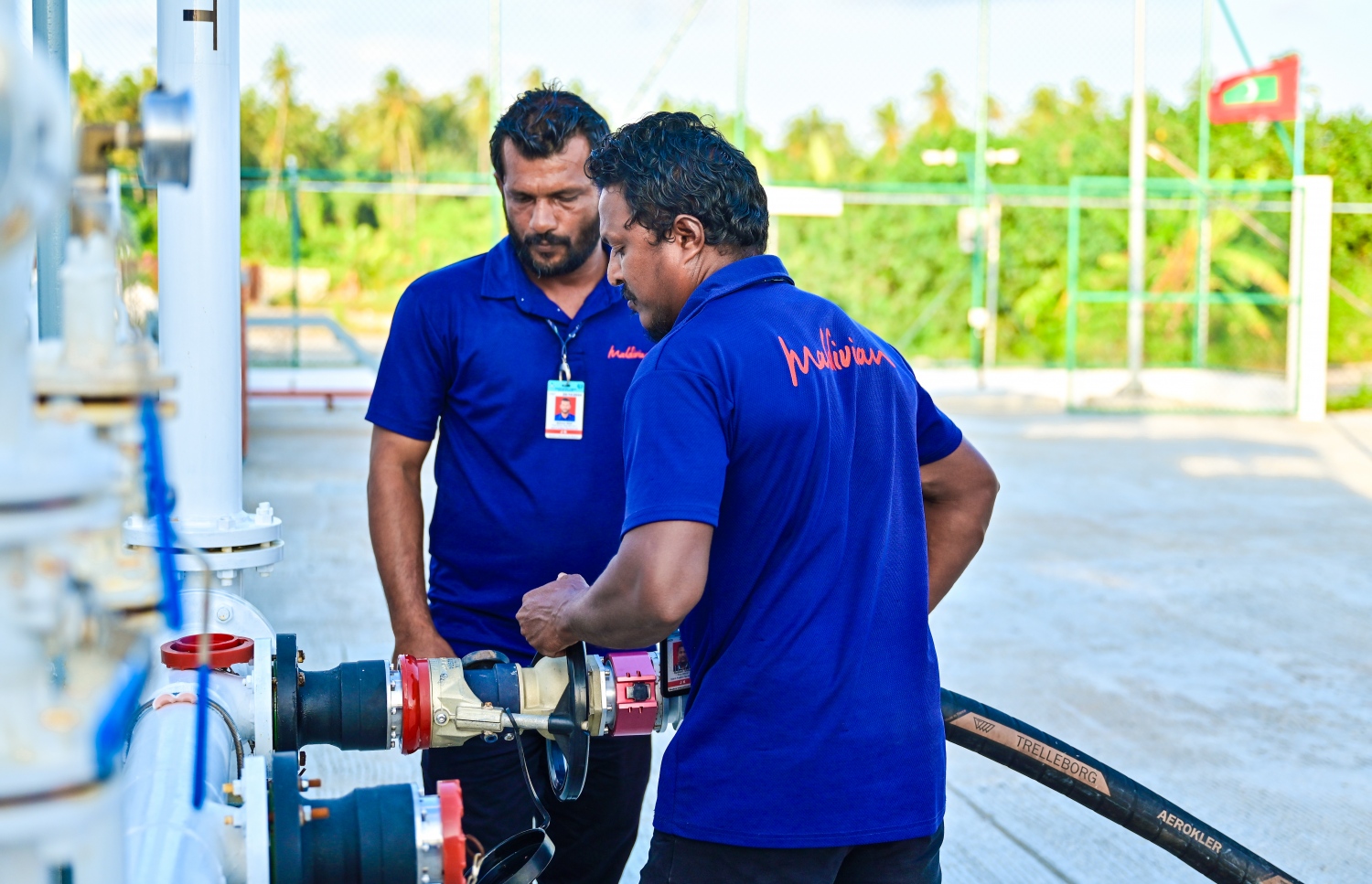 މާފަރު އިންޓަނޭޝަނަލް އެއާޕޯޓުގައި ހެދި އައިލެންޑް އޭވިއޭޝަންގެ ފުރަތަމަ ފިއުލް ފާމު ހުޅުވުމުގެ ގޮތުން ބޭއްވި ރަސްމިއްޔާތުގައި ބައުޒަކަށް ތެޔޮ ބަރުކުރަނީ.-- ފޮޓޯ: ނިޝާން އަލީ | މިހާރު